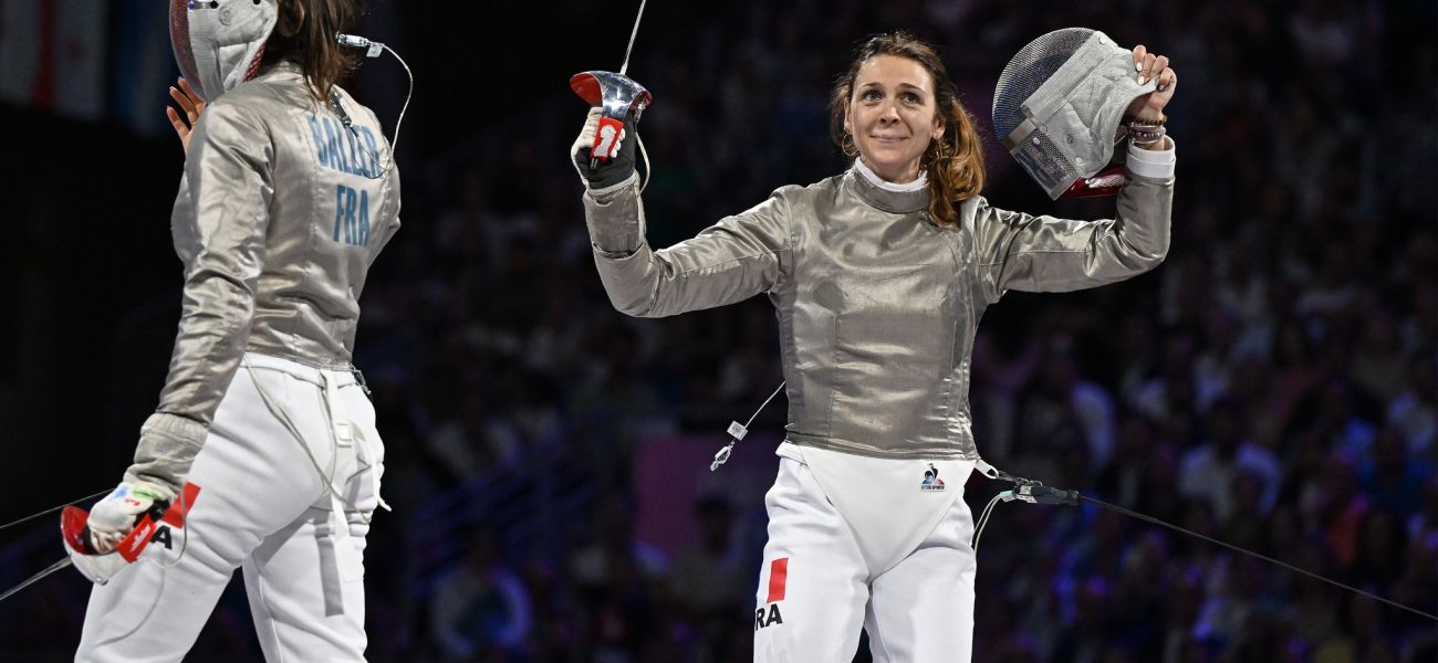 Sarah Balzer og Manon Apithy-Brunet ved kvindernes individuelle sabelkonkurrence til OL i Paris 2024